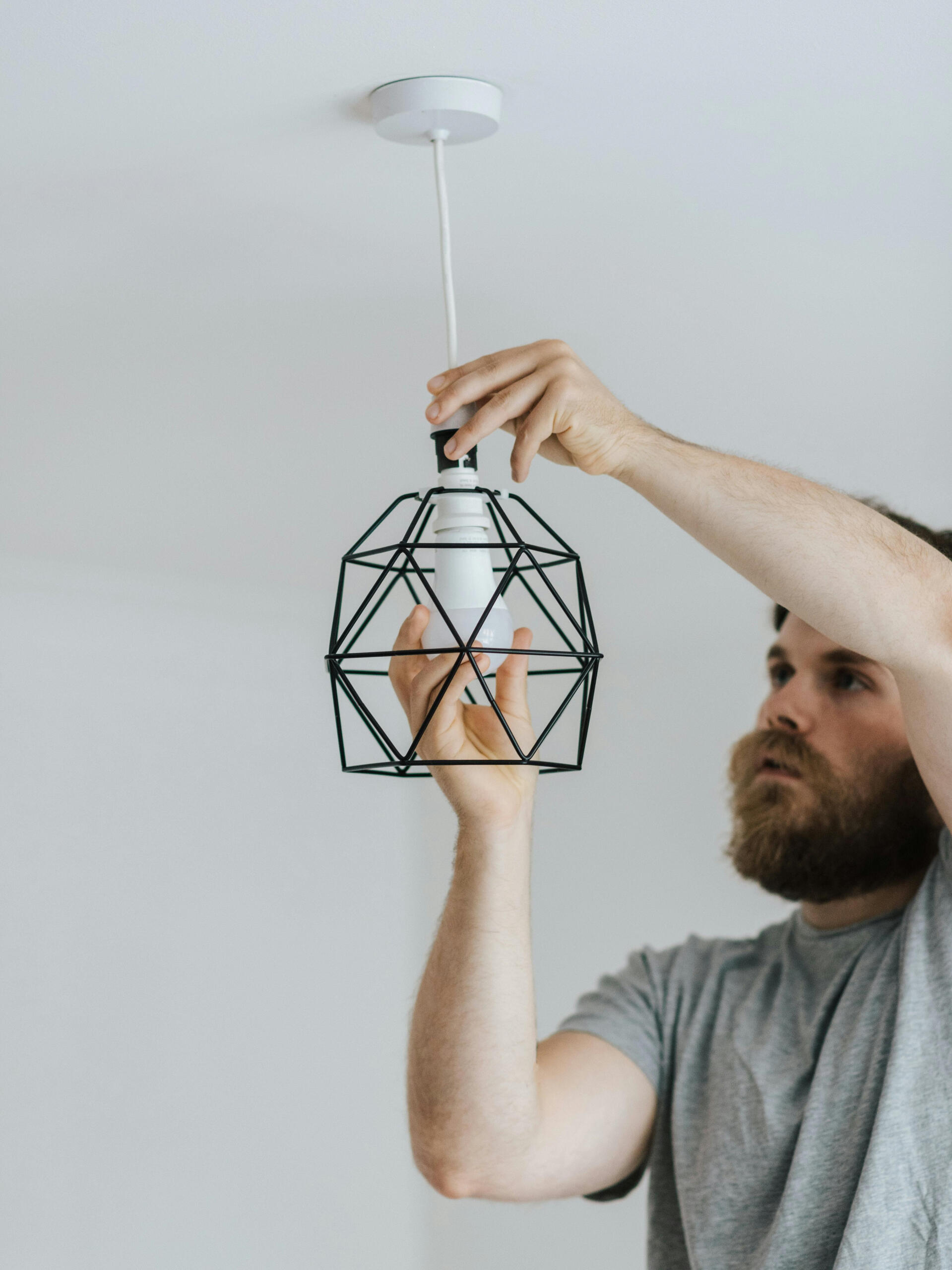 Deckenlampe Glühbirne wechseln – Karl & Olaf Handwerker ersetzt Glühbirne in Schlafzimmer-Deckenlampe